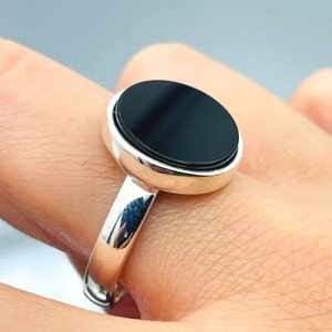 Men&#39;s Black Onyx Handmade Sterling Silver Ring: Minimalist Oval Stone