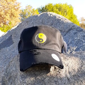 Yin und Yang - Dad Hat/Baseball Cap - Reflektierendes holografisches Vinyl - Vintage - Distressed - Unisex - Verstellbar - Schwarz - 100% Baumwolle