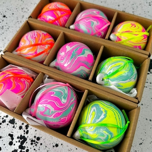 Weihnachtskugel neon