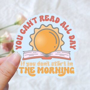 一日中読書はできない 朝の太陽の下で始める 本好き 読者用デカール BookTok 読書ジャーナル 司書用ステッカー 夏の先生 本好き