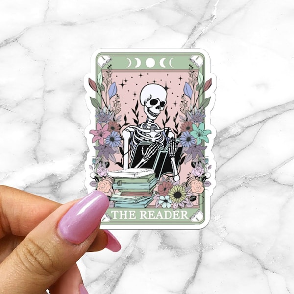 Autocollant de carte de tarot poussiéreux Le lecteur Spooky Books Autocollant squelette pour lecteur Autocollant de journal de lecture BookTok lecteur de tarot livresque mignon