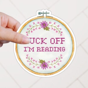 F Off I'm Reading 花柄の本っぽいステッカー 愛書家向け 5歳以下の本ステッカー 読書家への面白いギフト 読書好きステッカー 面白いノートパソコン用ブックカート