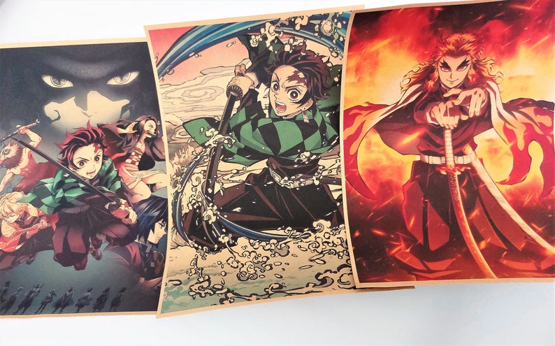 Może przedstawiać: Trzy prostokątne plakaty z postaciami z anime Demon Slayer. Lewy plakat przedstawia grupę postaci, środkowy plakat ukazuje postać z mieczem pośr&oacute;d fal wody, a prawy plakat przedstawia postać otoczoną płomieniami.