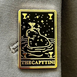 Spilla smaltata Capybara x Martini Tarocchi / Spilla smaltata Capybara / Spilla smaltata barista / Spilla smaltata carta Tarocchi / Spilla smaltata Martini / Spilla carina