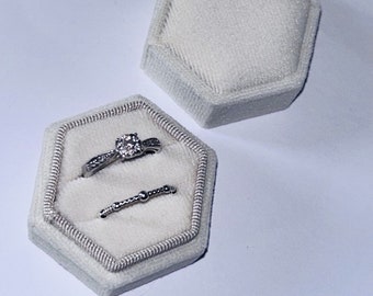 Boîte à bagues de fiançailles personnalisée hexagonale à double fente en velours ivoire