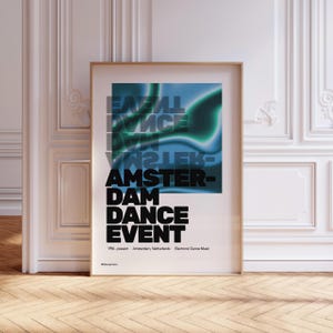 Op de afbeelding: Een poster met een abstract ontwerp in blauw en groen. De tekst op de poster luidt "Amsterdam Dance Event 1996-present Amsterdam, Nederland Elektronische Dansmuziek".