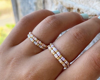 filigree bead rings made of colorful glass beads | Pearl rings in silver and gold | Pastel tones