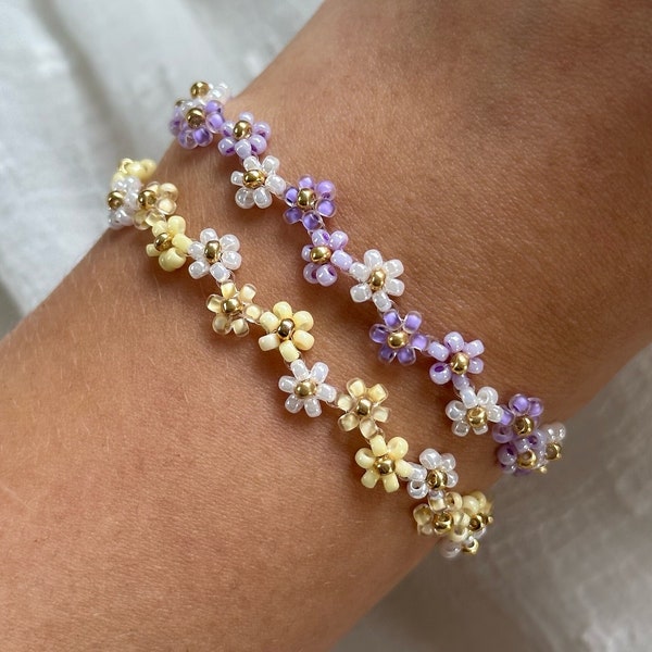 Blümchenarmband in lila, gelb und weiß | Perlenarmbänder aus Glasperlen | Zick Zack Blumenmuster | Gänseblümchenarmband