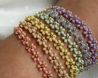 Flower bracelet in rainbow colors | Pearl bracelets in gold | Daisy bracelet