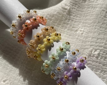 Blümchenringe in Regenbogenfarben | bunte Perlenringe | Gänseblümchenringe