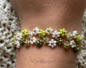Blümchenarmband in grün & weiß | Perlenarmbänder aus Glasperlen | Zick Zack Blumenmuster | Gänseblümchenarmband
