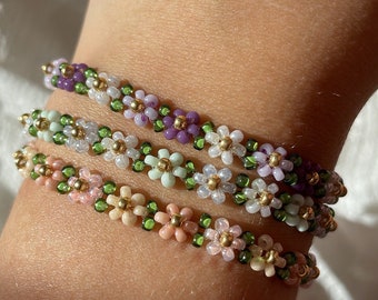 Flower bracelet made of colorful glass beads - purple, blue and pink | Daisy bracelets