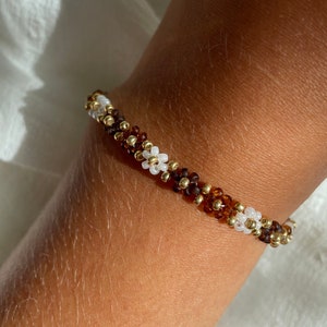 Flower bracelet in brown, white and gold | brown flower bracelet | colorful beaded bracelets | Daisy bracelet