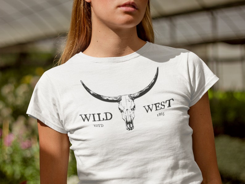 Boho Cow Skull Shirt Western Graphic Tee Longhorn Shirt Bull Skull Shirt Punchy Western Shirt Wild West Shirt Cowgirl Shirt Old West Shirt bild 3