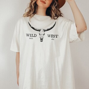 Boho Cow Skull Shirt Western Graphic Tee Longhorn Shirt Bull Skull Shirt Punchy Western Shirt Wild West Shirt Cowgirl Shirt Old West Shirt bild 2