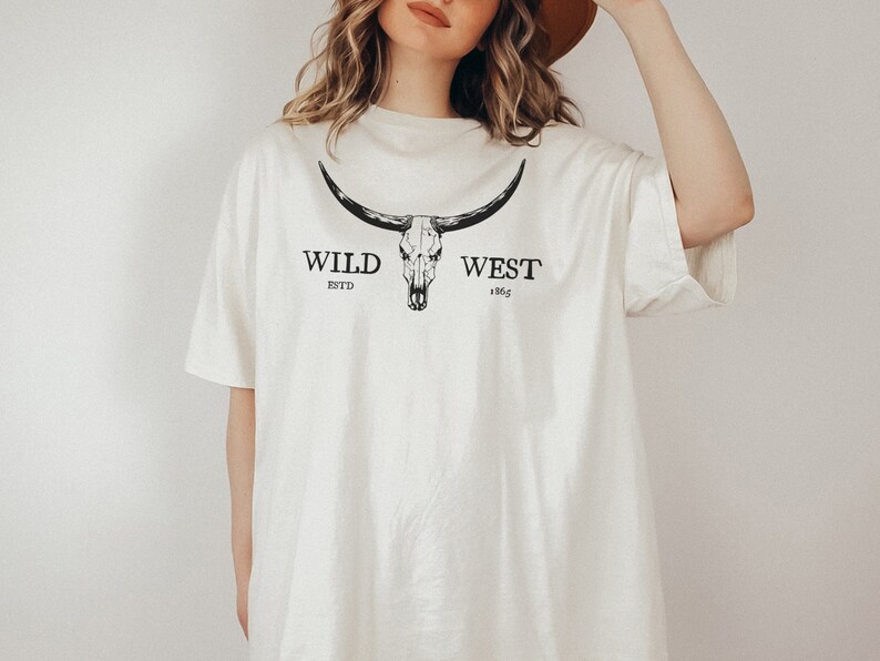 Boho Cow Skull Shirt Western Graphic Tee Longhorn Shirt Bull Skull Shirt Punchy Western Shirt Wild West Shirt Cowgirl Shirt Old West Shirt bild 2
