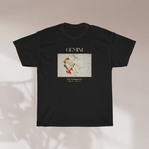 Pode incluir: Camiseta preta com um gr&aacute;fico branco da constela&ccedil;&atilde;o de G&ecirc;meos. O gr&aacute;fico inclui o texto "GEMINI" e "The Twins" com as datas "May 21st - June 20th".