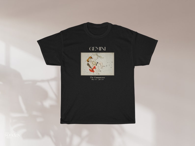 Pode incluir: Camiseta preta com um gr&aacute;fico branco da constela&ccedil;&atilde;o de G&ecirc;meos. O gr&aacute;fico inclui o texto "GEMINI" e "The Twins" com as datas "May 21st - June 20th".