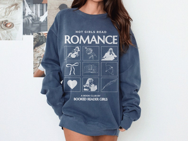 Puede incluir: Una sudadera azul marino con el texto "HOT GIRLS READ ROMANCE" y una cuadr&iacute;cula de nueve ilustraciones blancas. Las ilustraciones incluyen un coraz&oacute;n, un libro, un lazo, una pluma, una flecha, una flor y tres figuras. El texto "A BOOK CLUB BY BOOKED READER GIRLS" est&aacute; impreso debajo de la cuadr&iacute;cula.