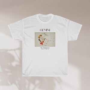 Pode incluir: Camiseta branca com um gr&aacute;fico da constela&ccedil;&atilde;o de G&ecirc;meos e o texto "GEMINI The Communicators May 21 - Jun 21".