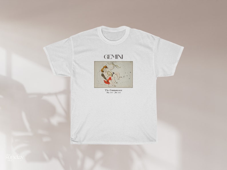 Pode incluir: Camiseta branca com um gr&aacute;fico da constela&ccedil;&atilde;o de G&ecirc;meos e o texto "GEMINI The Communicators May 21 - Jun 21".