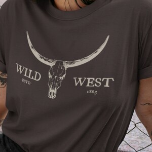 Boho Cow Skull Shirt Western Graphic Tee Longhorn Shirt Bull Skull Shirt Punchy Western Shirt Wild West Shirt Cowgirl Shirt Old West Shirt bild 1