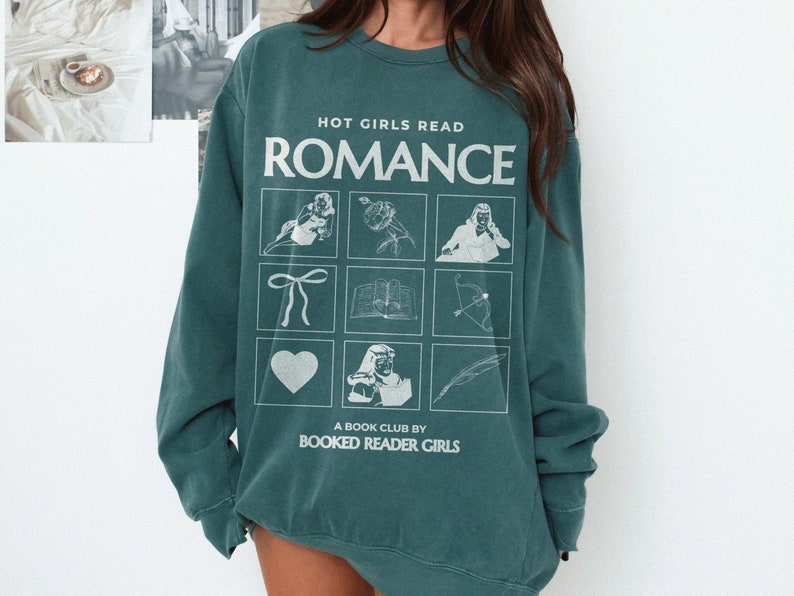 Puede incluir: Sudadera de color verde azulado con el texto "HOT GIRLS READ ROMANCE" y un gr&aacute;fico de nueve cuadrados con diferentes ilustraciones. El texto debajo del gr&aacute;fico dice "A BOOK CLUB BY BOOKED READER GIRLS".