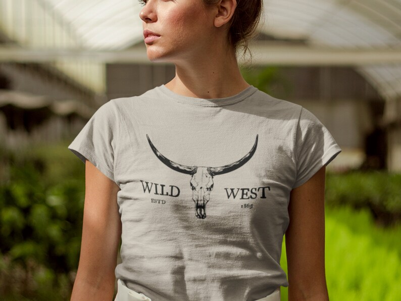 Boho Cow Skull Shirt Western Graphic Tee Longhorn Shirt Bull Skull Shirt Punchy Western Shirt Wild West Shirt Cowgirl Shirt Old West Shirt bild 4