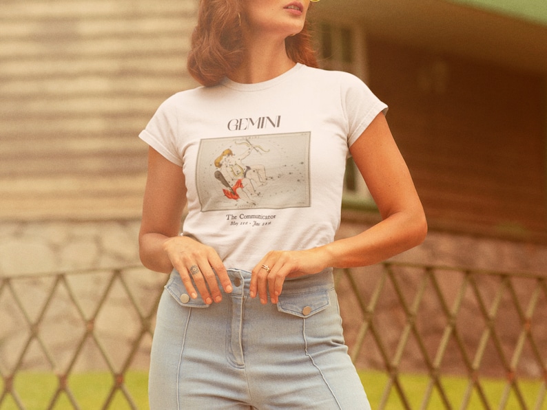 Pode incluir: Uma camiseta branca com um gr&aacute;fico da constela&ccedil;&atilde;o de G&ecirc;meos e o texto "GEMINI The Communication May 21 - Jun 21".