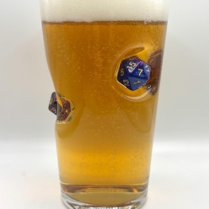 Dungeon and Dragons | 20oz Pint Glass with two Embedded D20 dice  | Made in UK | Dungeons and Dragons gifts
