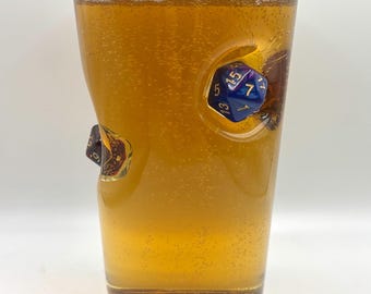 Dungeon and Dragons | 20oz Pint Glass with two Embedded D20 dice  | Made in UK | Dungeons and Dragons gifts