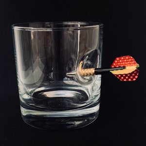 Darts Gift | Whisky Glass with embedded Dart | Unique gift for a Darts player | High Quality Tempered Glass | Christmas Dart Present