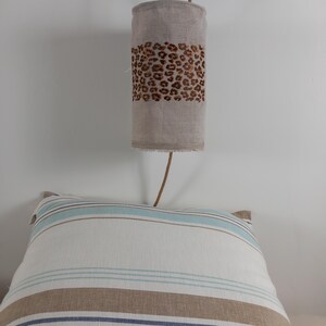 Pantalla de lámpara de lino natural bordada con estampado de leopardo - hecha a mano en Francia