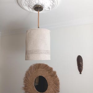 Handbeschilderde lampenkap van hennep voor aan het plafond, 25 cm diameter, gemaakt in Frankrijk.