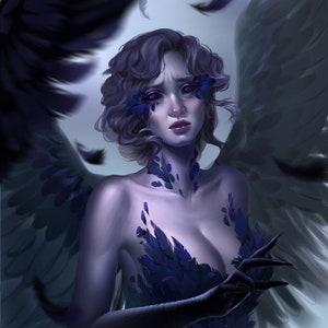 Puede incluir: Una mujer con cabello morado y ojos azules se representa con grandes alas negras. Está adornada con plumas azules y su expresión es de tristeza.