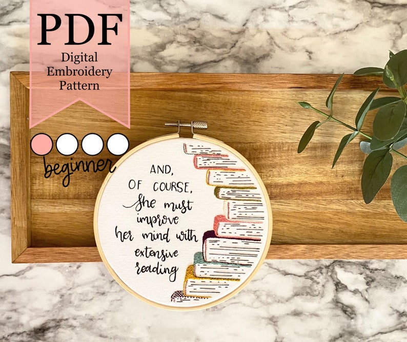Pu&ograve; includere: Un modello di ricamo digitale per un design di arte a cerchio che presenta una pila di libri colorati con il testo "AND, OF COURSE, She must improve her mind with extensive reading".