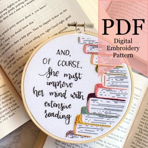 Pu&ograve; includere: Un cerchio da ricamo bianco con una pila di libri colorati e il testo "AND, OF COURSE, She must improve her mind with extensive reading".