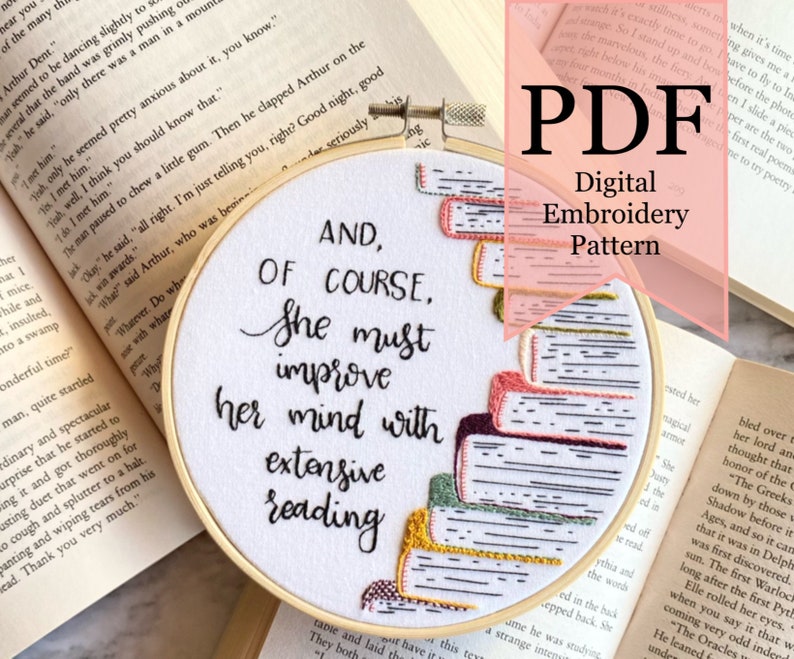 Pu&ograve; includere: Un cerchio da ricamo bianco con una pila di libri colorati e il testo "AND, OF COURSE, She must improve her mind with extensive reading".
