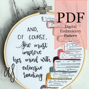 Pu&ograve; includere: Un modello di ricamo digitale per un design di arte ad anello che presenta una pila di libri con il testo "AND, OF COURSE, She must improve her mind with extensive reading".