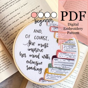 Pu&ograve; includere: Un modello di ricamo digitale per un cerchio che presenta una pila di libri con il testo "E, naturalmente, deve migliorare la sua mente con una lettura estensiva". Il modello &egrave; etichettato come "Principiante" e "PDF".