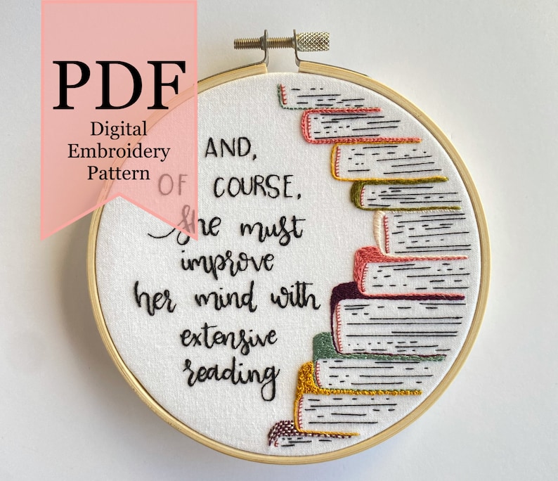 Pu&ograve; includere: Un modello di ricamo digitale per un cerchio che presenta una pila di libri con il testo "AND, OF COURSE, she must improve her mind with extensive reading".