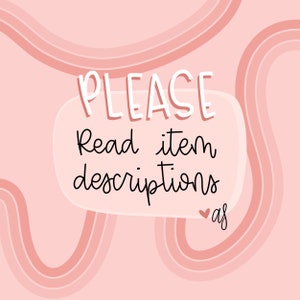 Pu&ograve; includere: Sfondo rosa con linee ondulate in una tonalit&agrave; di rosa pi&ugrave; scura. Un fumetto bianco con testo nero che dice "PLEASE Read item descriptions &hearts; as"