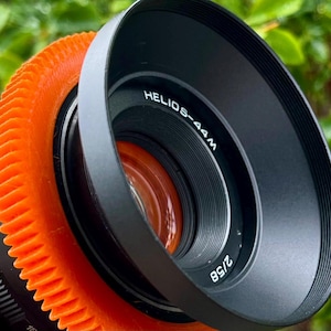 アナモルフィックレンズ Helios-44 M 2/58 mm と FujiFilm FXアダプター、楕円形のボケ効果とアンバートーンを備えたビンテージレンズ