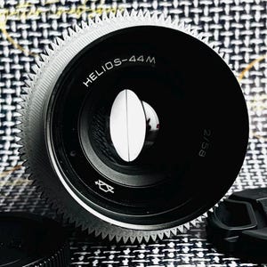アナモフィック レンズ Helios 44 M 2/58 mm シネ モッド (M42 - マイクロ 4/3 アダプター付き)、ボケとフレアのあるヴィンテージの希少レンズ、アナモフィック シルバー レンズ