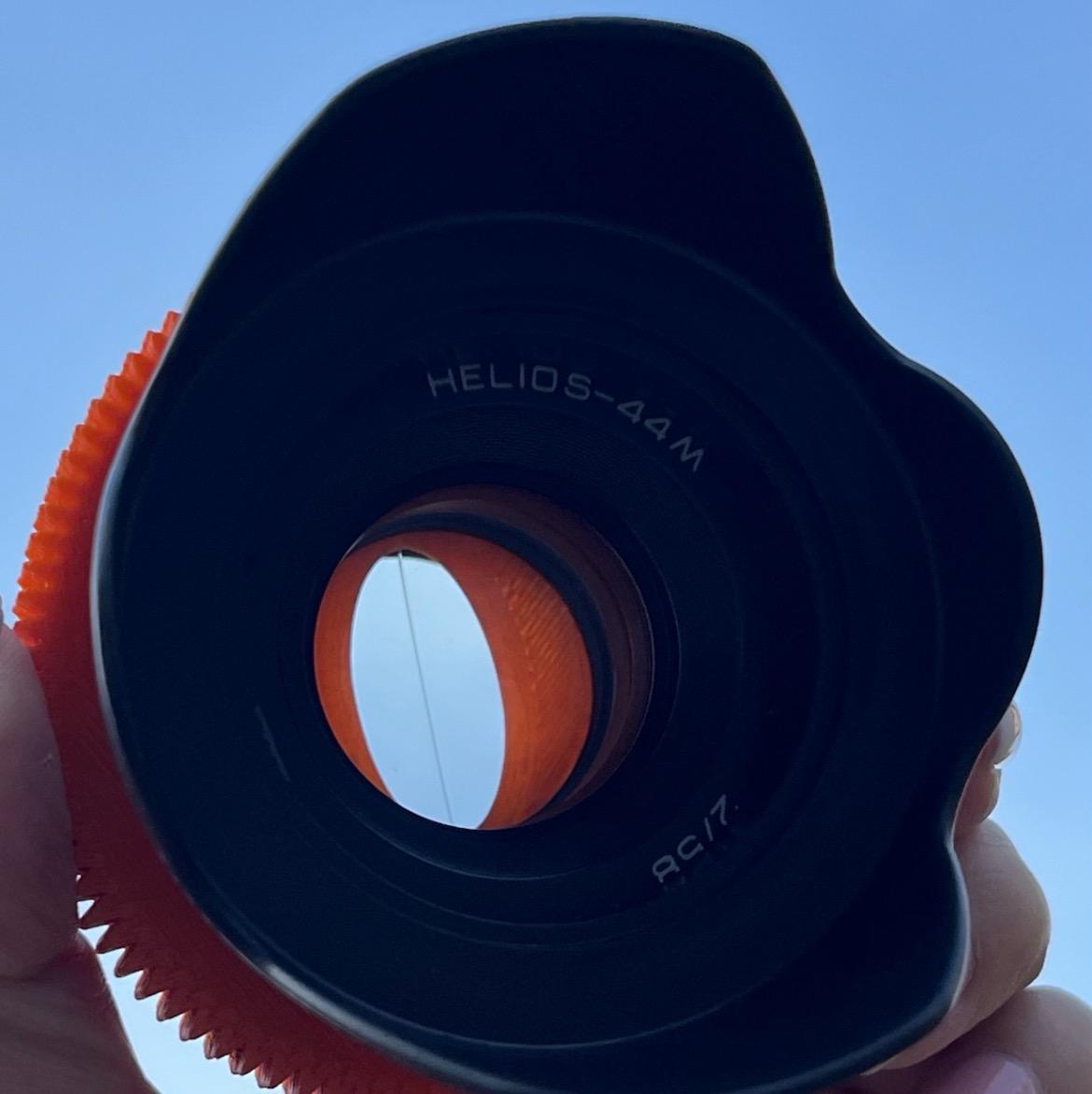 アンバー色のアナモルフィックレンズHelios-44 M 2/58 mm、フレア付き