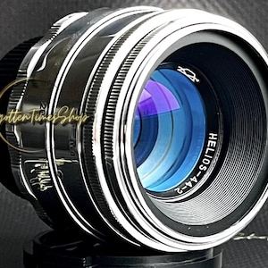Anamorphisches Objektiv Helios-44-2 KMZ 58 mm f/2.0 mit blauer Tönung, ovalem Bokeh und Flares, Vintage Kinoobjektiv mit M42 Anschluss