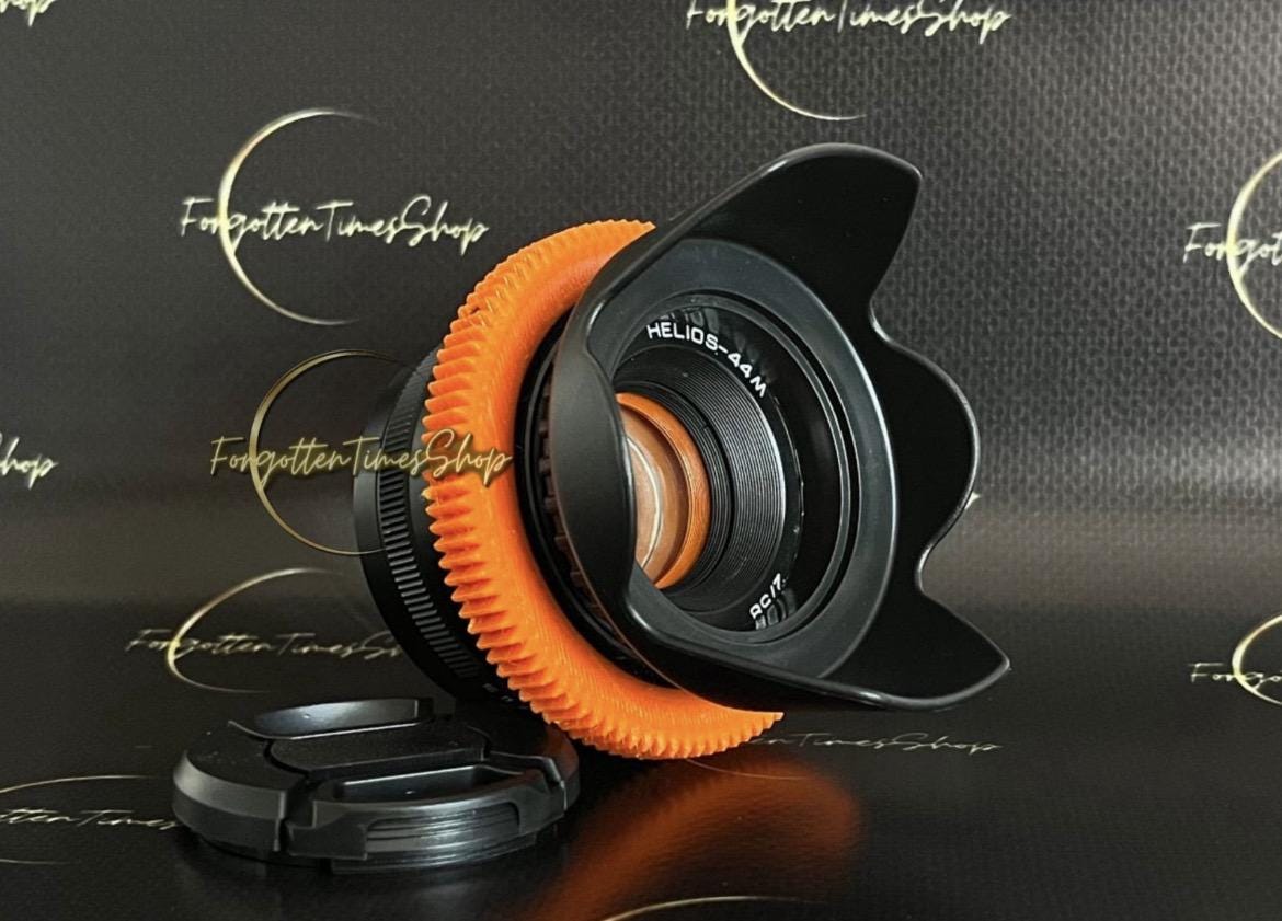 アンバー色のアナモルフィックレンズHelios-44 M 2/58 mm、フレア付き