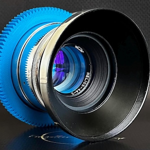 Anamorphisches Objektiv Helios-44-2 KMZ 58 mm f/2.0 mit blauer Färbung, ovalem Bokeh und Flares, Helios Vintage-Cinema-Objektiv mit M42-Anschluss