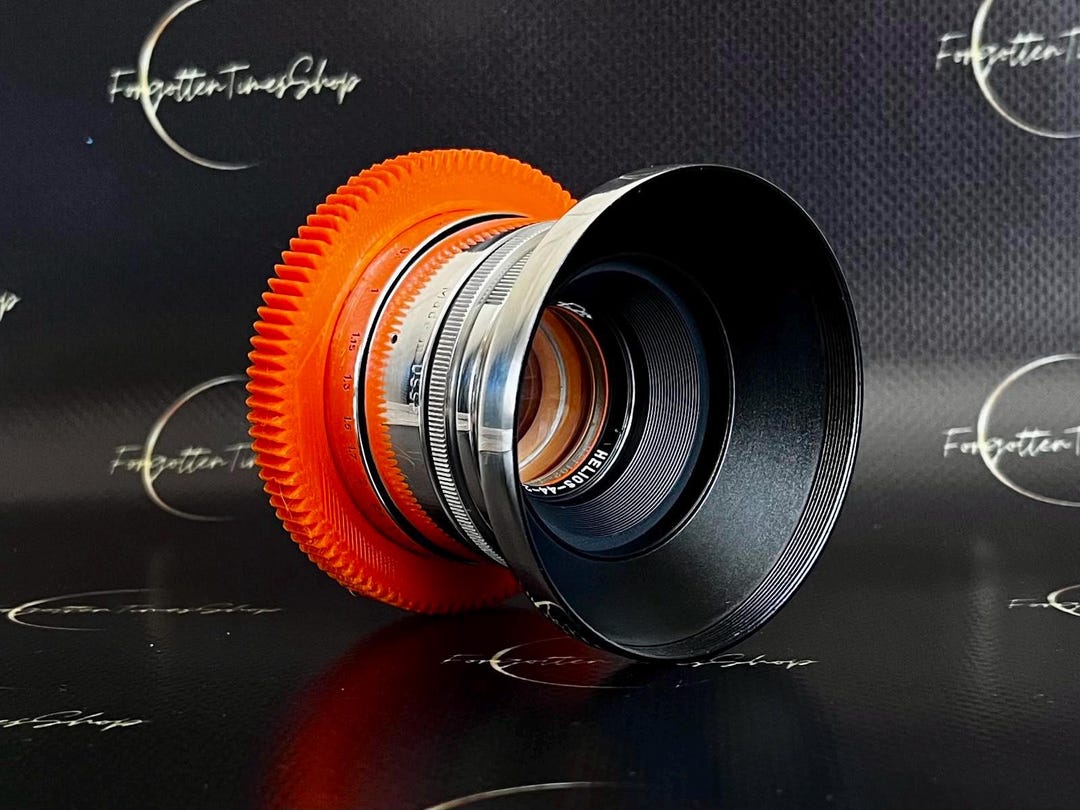 アンバー色の色合い、ボケ効果、フレアを備えたアナモルフィック