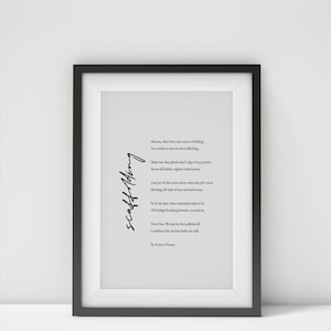 Könnte beinhalten: Ein gerahmter Druck mit einem schwarzen Rahmen. Der Druck zeigt ein Gedicht mit dem Titel "Scaffolding" von Seamus Heaney, wobei der Titel vertikal in Kursivschrift geschrieben ist. Das Gedicht ist in schwarzer Schrift auf weißem Hintergrund gedruckt.